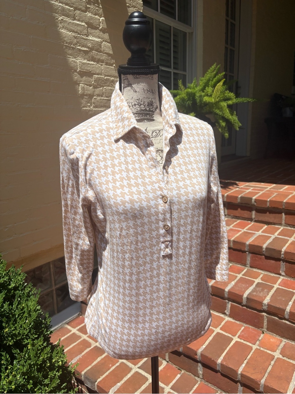 J. McLaughlin Women's Beige and White Houndstooth Button-Up Top
